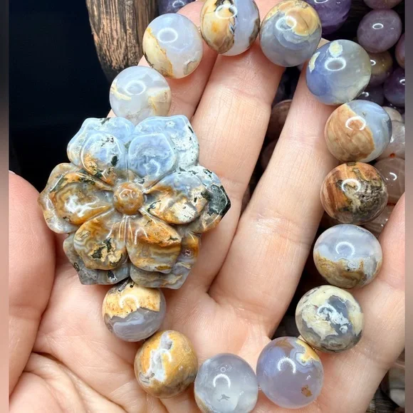 Skin on Chalcedony 12mm with OJ Flower - Picture 2 of 7